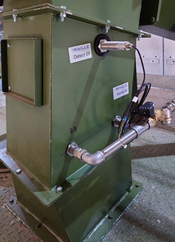 spark detectors and extinguisher in chute